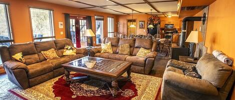 Smart-TV, peis, DVD-spiller og bøker