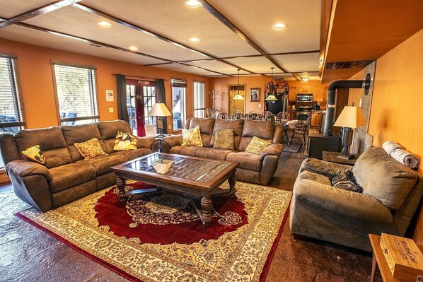 Smart TV, lareira, DVD player, livros