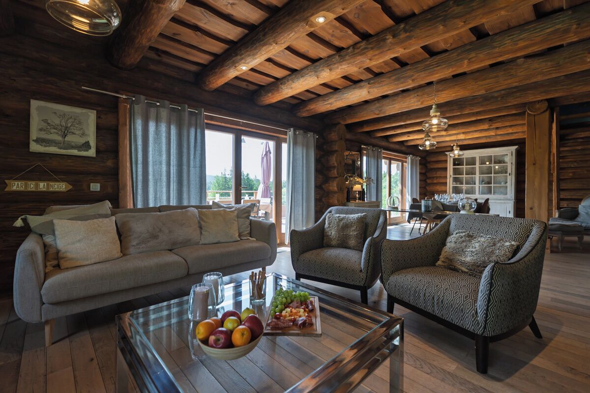 Televisie, een open haard, een dvd-speler en een stereo