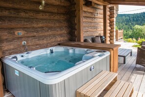 Le jacuzzi : ouvert été comme hiver!