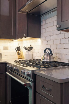 冰箱、微波炉、烤箱、炉灶