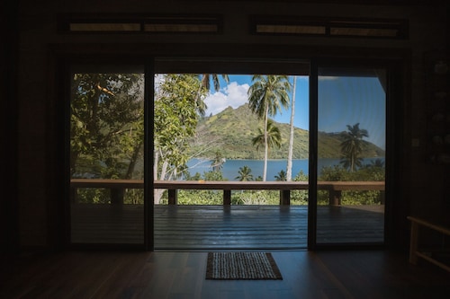 Beautiful Private Home with Stunning Views of Opunohu Bay