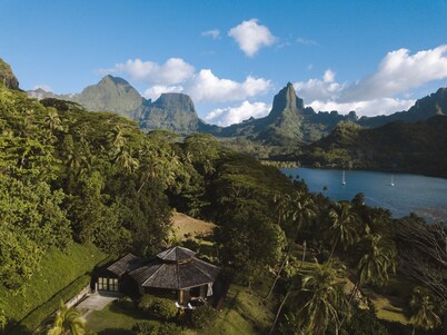 Beautiful Private Home with Stunning Views of Opunohu Bay