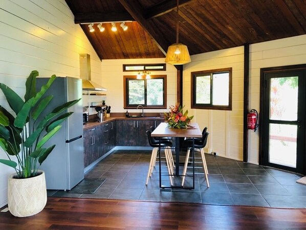 Kylskåp, mikrovågsugn, spishäll och kaffe- och tebryggare