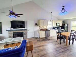 Fridge, microwave, oven, stovetop - Seabiscuit 5- Relax And Kick Back (Taylorsville)