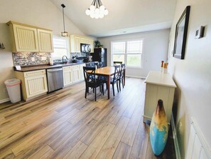 Fridge, microwave, oven, stovetop - Seabiscuit 5- Relax And Kick Back (Taylorsville)