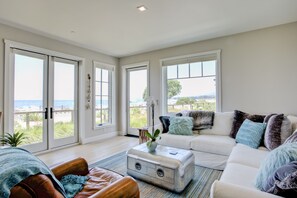 Smart TV, stereo - Beach front Sea Loft in Santa Barbara.  Weekly discounts.  Best beach sunsets! (Carpinteria)