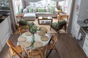 Fernseher, Kamin, Stereoanlage, Arbeitsbereiche