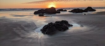 Three Houses From The Beach 3 minute walk to beach. 