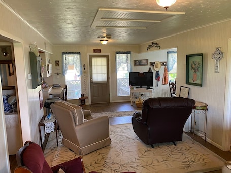TV, DVD player, books. Near Fayetteville, Round Top, Columbus: Peaceful Country Setting