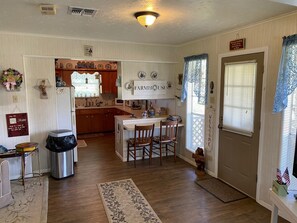 Interior - Near Fayetteville, Round Top, Columbus: Peaceful Country Setting (Columbus)