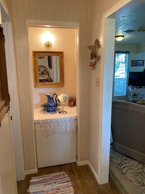 Interior - Near Fayetteville, Round Top, Columbus: Peaceful Country Setting (Columbus)