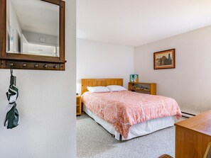 2 bedrooms, iron/ironing board, free WiFi, bed sheets