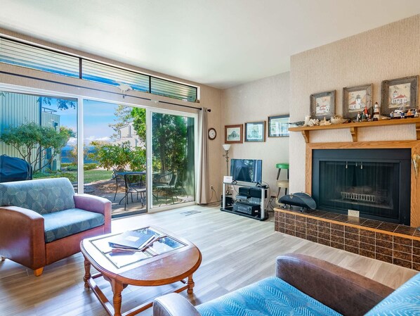 Fernseher, Kamin, DVD-Player, Tischfußball