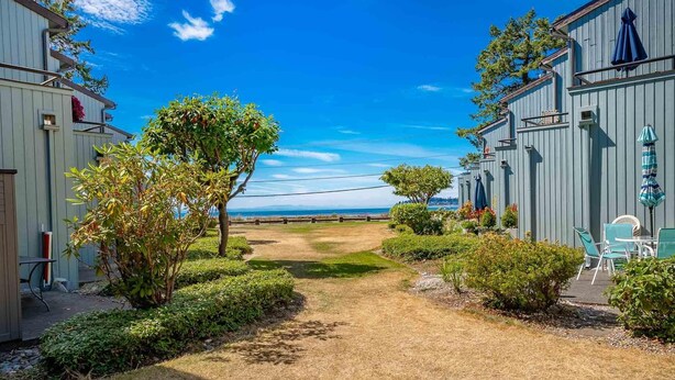 Un sendero que lleva a un edificio con vista al mar.