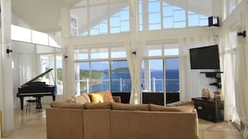 Smart-TV, DVD-Player, Bücher, Stereoanlage