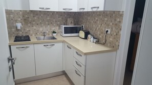 Kühlschrank, Mikrowelle, Herdplatte, Wasserkocher mit Kaffee-/Teezubehör