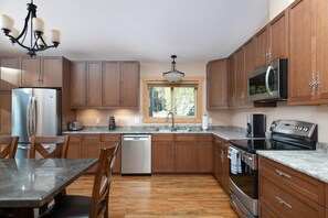 Private kitchen - Mama Bear Cabin Rental - Pet Friendly! (Valemount)