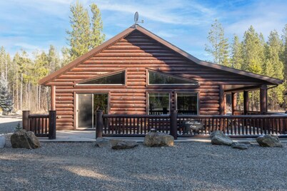 Mama Bear Cabin Rental - Pet Friendly!