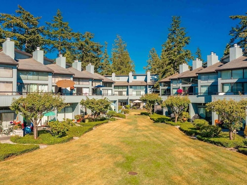 JL 609: 1 Bedroom Condo, walking distance to restaurants!