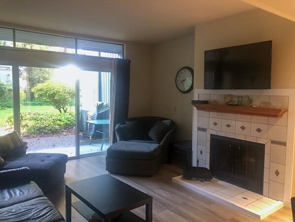 Fernseher, Kamin, DVD-Player, Tischfußball