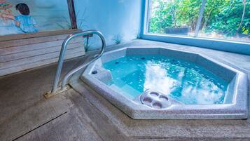 Una piscina techada, una piscina climatizada