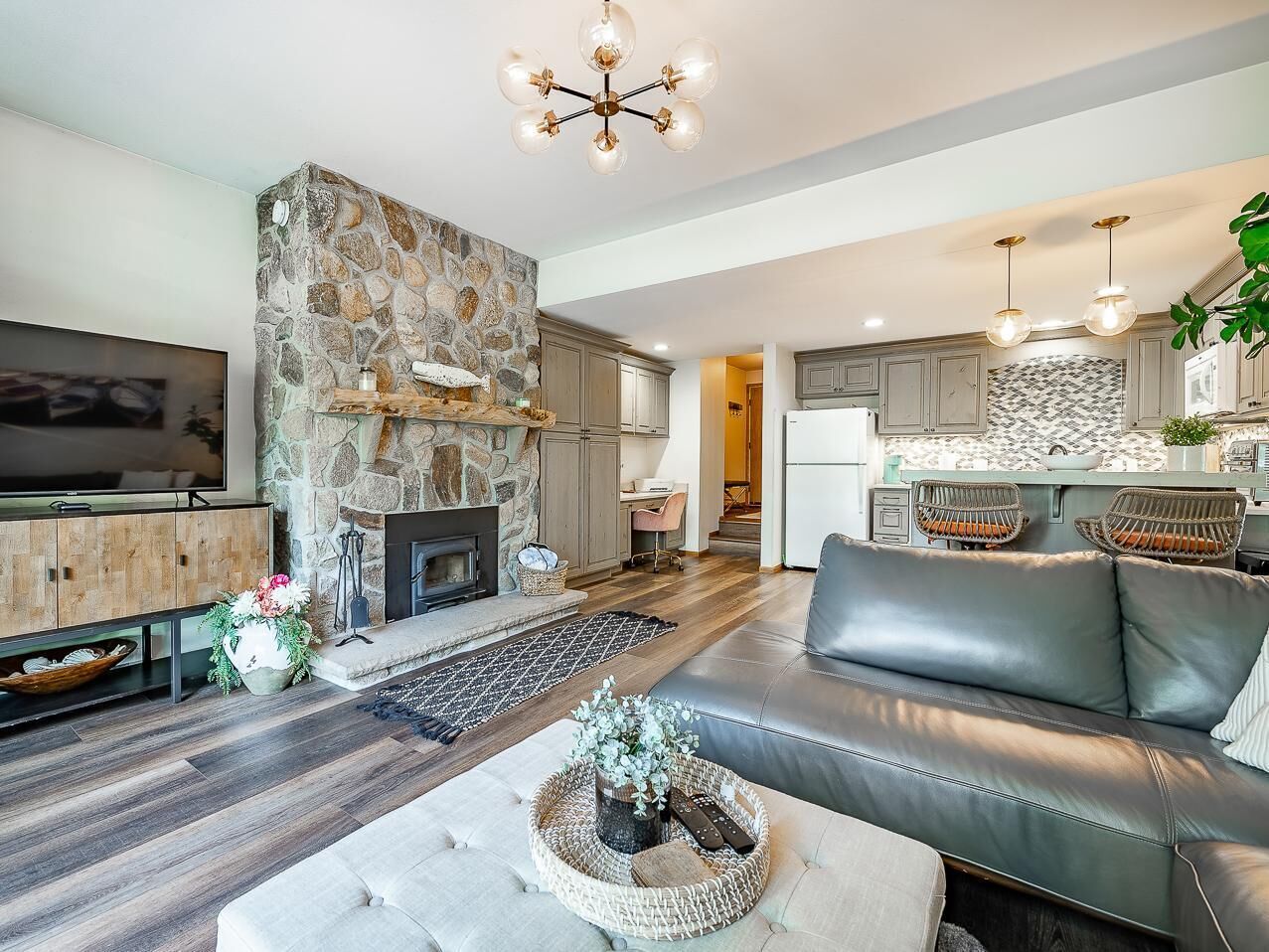 Smart TV, fireplace, DVD player
