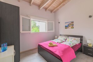 1 غرفة نوم ومكواة/لوح كي وواي فاي مجانًا وملاءات أسرّة