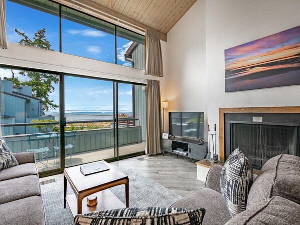 TV, fireplace, DVD player, foosball - JL 1112: Spectacular View, Steps to the beach, Free Wi-fi. (Birch Bay)