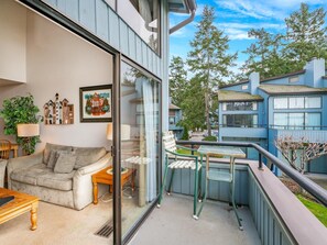 Outdoor dining - JL 1112: Spectacular View, Steps to the beach, Free Wi-fi. (Birch Bay)
