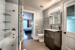 Haartrockner, Handtücher, Shampoo, Toilettenpapier