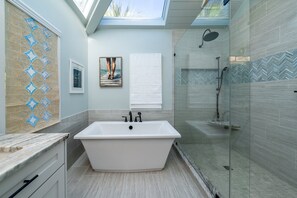 Badewanne, Haartrockner, Handtücher