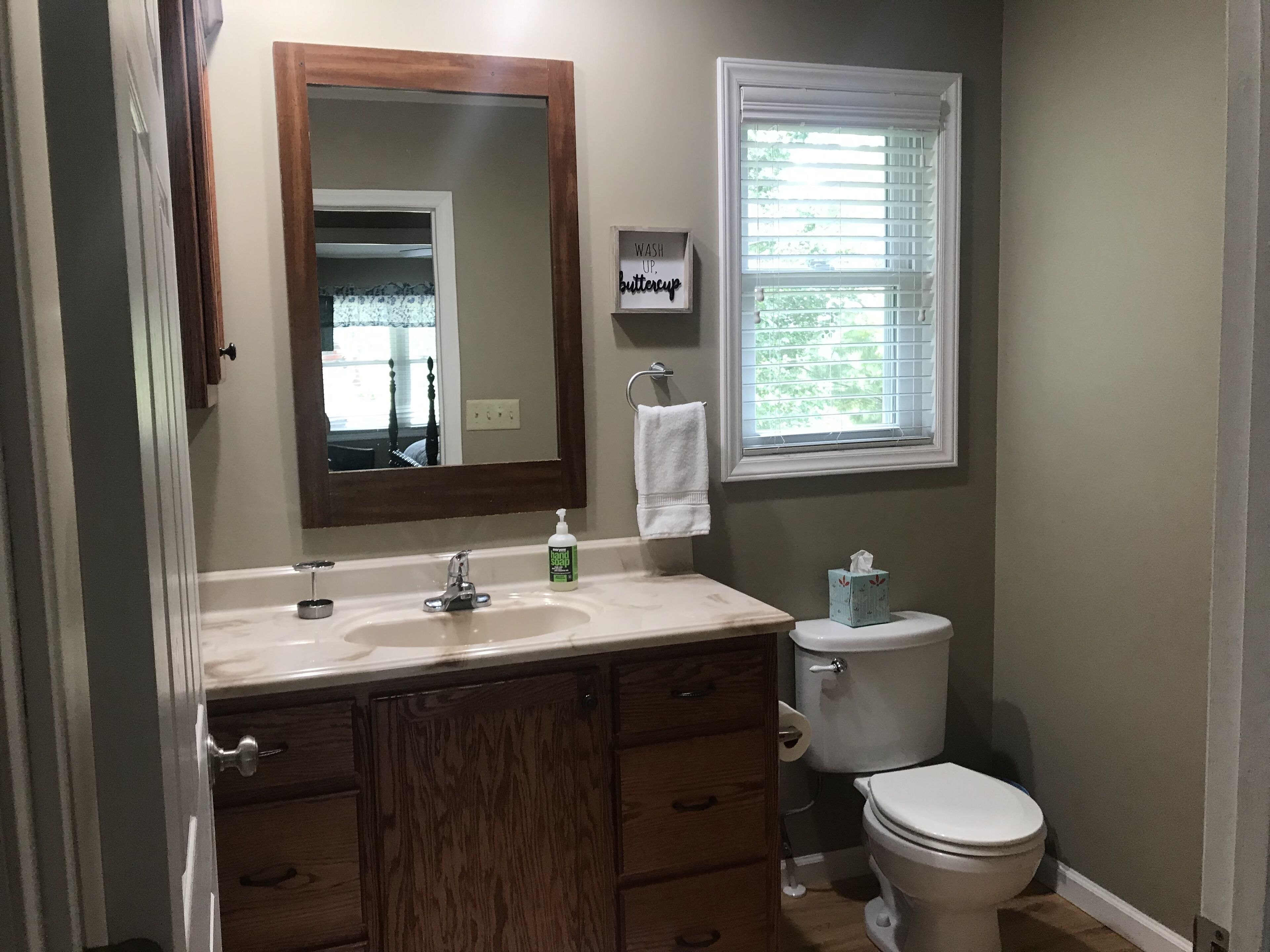 Douche, sèche-cheveux, serviettes fournies, savon