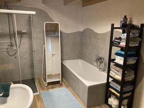 Badekar, hårtørrer, hjemmesko, håndklæder
