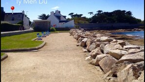 A pathway leading to a beach with a red marker indicating the location 'Ty Men Du'. - Fisherman's house a few meters from the beach (Guilvinec)