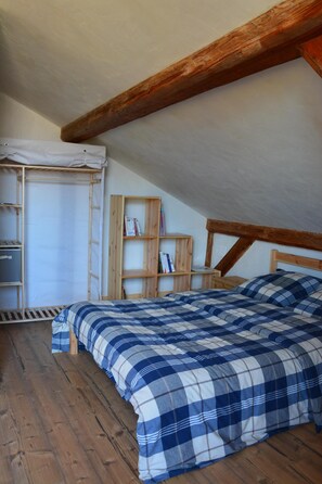 3 bedrooms, iron/ironing board, bed sheets