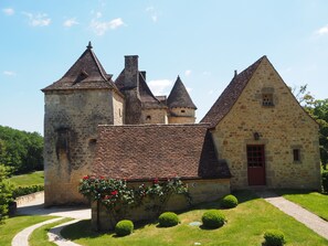 A stone building with a central tower and a smaller annex. - MANOR wilderness near a village and wonders of Périgord (Carlux)