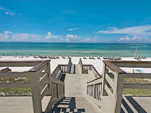 PRIVATE BEACH/POOL ACCESS -Minutes to the beach- Charming-4 Bikes Included