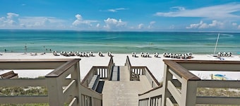 PRIVATE BEACH/POOL ACCESS -Minutes to the beach- Charming-4 Bikes Included