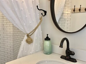 Ensemble douche/baignoire, sèche-cheveux, serviettes fournies, savon