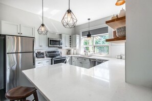 Fridge, microwave, oven, stovetop - Tremblant Prestige - LES EAUX 227-3 (Mont-Tremblant)