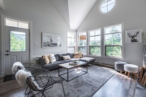 تلفزيون ذكي، مدفأة، ستيريو، مكتب