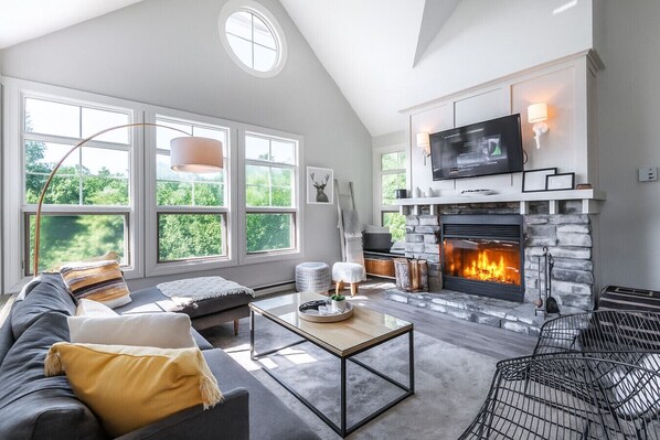 Smart TV, chimenea, estéreo y oficina 