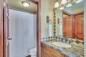 Dusj, hårføner, håndklær og såpe