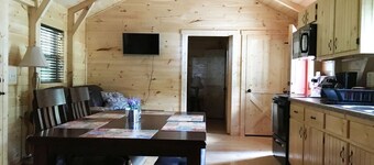 2BR / 1BA / Loft Amish -mökki, joka sijaitsee lampilla Rippling Watersin leirintäalueella