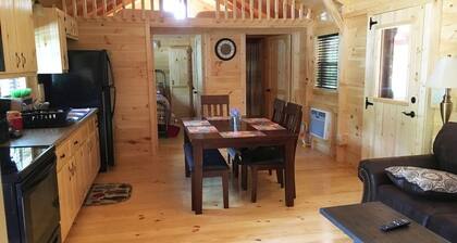 2BR / 1BA / Loft Amish gebouwd hut gelegen aan de vijver op Rippling Waters Campground