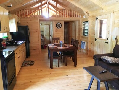 2BR / 1BA / Loft Amish Built Cabin Ubicado en el estanque en Rippling Waters Campground