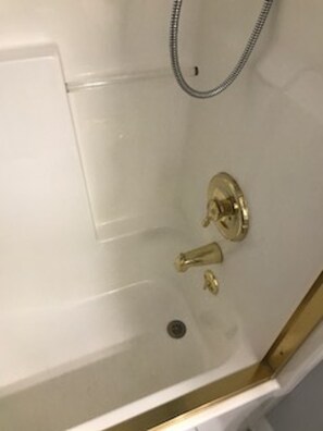 Ensemble baignoire-douche, serviettes fournies, papier de toilette