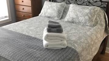 3 bedrooms, iron/ironing board, WiFi, bed sheets