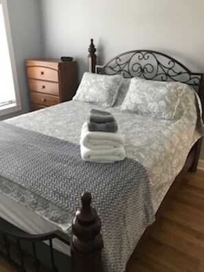 3 bedrooms, iron/ironing board, WiFi, bed sheets